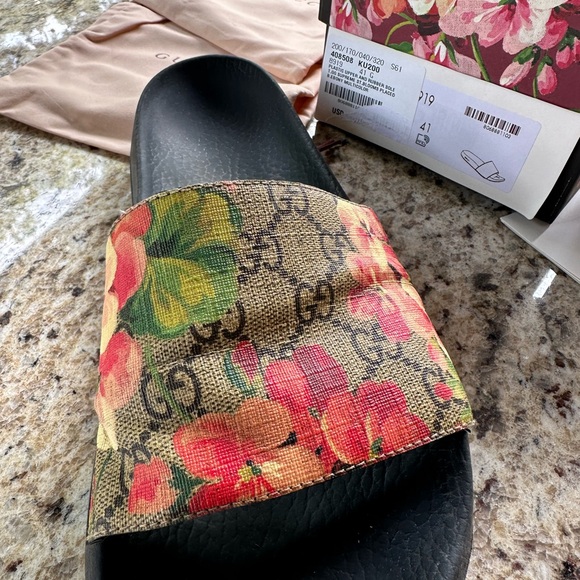 Gucci Bloom Slides size 41. Not for a picky buyer! Please ask questions first! - Picture 13 of 14
